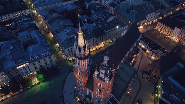 Krak&oacute;w nocą - widok z drona na polskie zabytki - Rynek Gł&oacute;wny, Kości&oacute;ł Mariacki, Sukiennice, Ratusz, Wawel, Floriańska