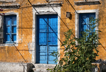 Fototapeta na wymiar Blaue türe an einem alten Herrschaftshaus