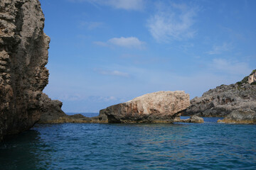 Fototapeta na wymiar Felsformationen im tiefblauen Meer an der Küste von Zakynthos