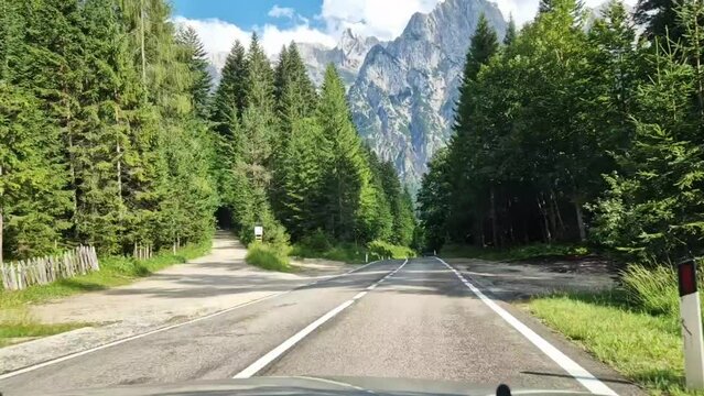 Kręta droga we włoskich alpach. Droga przez dolomity - film poklatkowy.