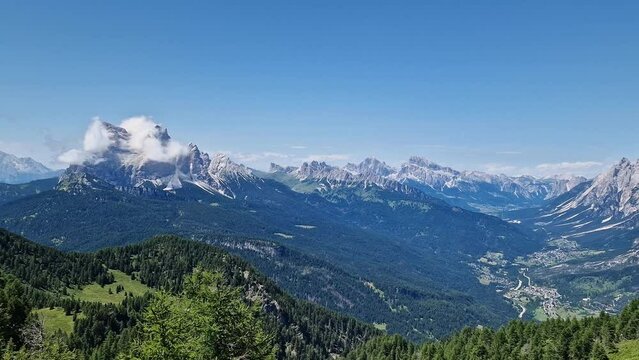 Panorama Włoskich alp. Dolina w Dolomitach. Górski krajobraz Tyrol Południowy.
