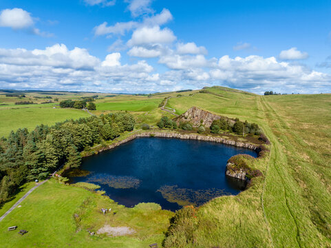 Luftbild vom ehemaligen Steinbruch Cawfield Quarry, Baggersee am Hadrianswall