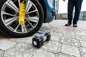 Automobile compressor with manometer inflating car wheel.