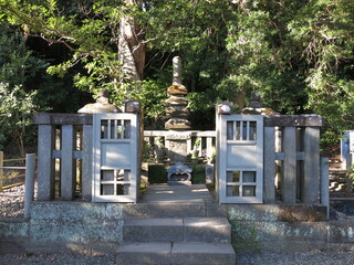 鎌倉市の史跡法華堂跡にある源頼朝の墓