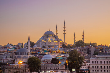 Fototapeta na wymiar Sunset view of the Suleymaniye Mosque in Eminönü, Istanbul.