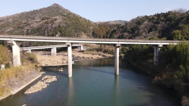 川