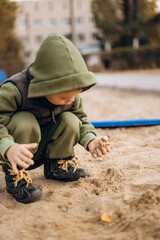 Fototapeta premium child playing with sand