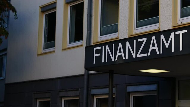 das schild eines deutschen finanzamtes video