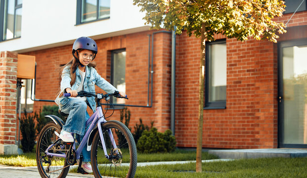 Moving, buying a home. Family shooting.