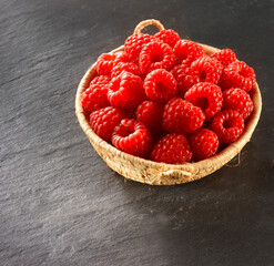 Himbeeren, Obst, Korb, Freisteller, Schieferuntergrund, close up,