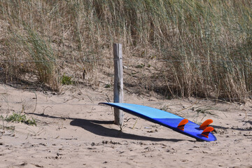 Planche de surf au pied de la dune