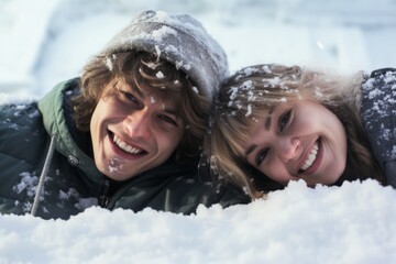 Chicas y chicos jóvenes disfrutando de un día de nieve en la montaña en vacaciones de invierno. - obrazy, fototapety, plakaty