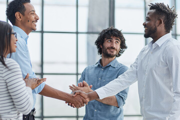 Obraz premium Successful Business Collaboration: Executives Greet with Handshake in Office