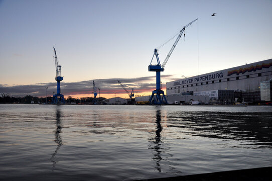 Jos.L.Meyer Papenburg: Die Meyerwerft in den Morgenstunden mit Kr&auml;nen und Wasser von au&szlig;en. 