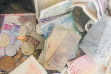 敷き詰められた世界各国のお金