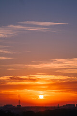 朝焼けの太陽（縦構図）