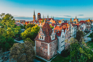 A magical image of Gdańsk at sunset. Urban landscape. Beautiful Main Town with old tenement houses. - obrazy, fototapety, plakaty