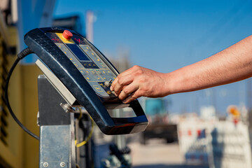 Straßenbauarbeiter bei der Arbeit in der Sonne