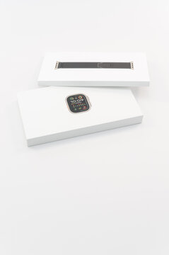immagine editoriale illustrativa primo piano di Apple Watch Ultra 2 nella scatola di vendita su superficie bianca
