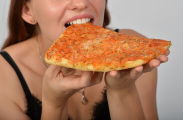 frau unerkannt ohne gesicht portrait lippen mund essen abbeißen biss beißen schmekcen firsch...