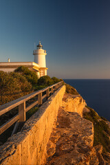 Leuchttum am Cap Blanc im Süden der spanischen Insel Mallorca mit Blick über das Mittelmeer