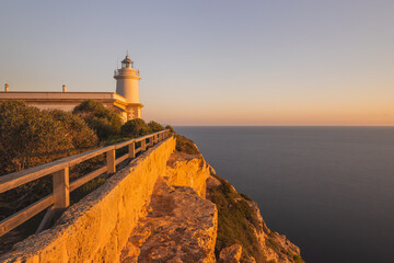 Leuchttum am Cap Blanc im Süden der spanischen Insel Mallorca mit Blick über das Mittelmeer