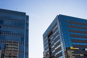 Obraz premium オフィスビル 夕空 背景素材