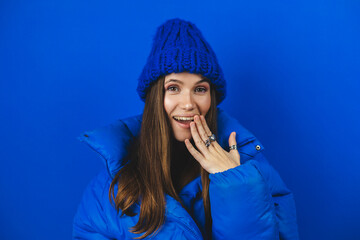 Photo portrait of nice young wondering woman cover mouth oops mistake dressed stylish blue beanie...