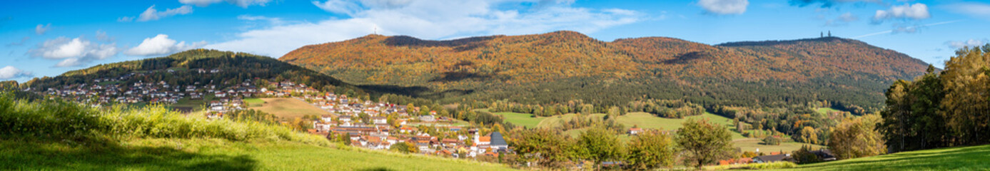 Fototapeta na wymiar Rimbach, Deutschland: Herbstliches Panorama des Orts unter dem Hohenbogen