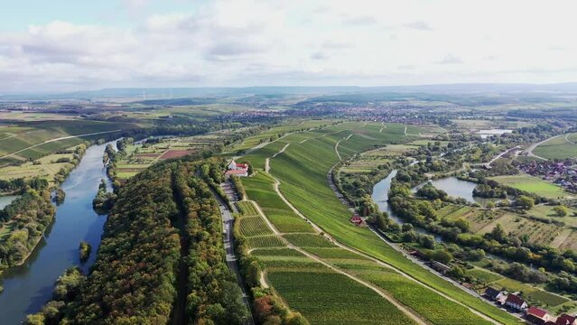 Die Mainschleife bei Volkach windet sich durch das Tal und ist von Feldern und Weinbergen umgeben. Volkach, Kitzingen, Unterfranken, Bayern,  Deutschland.