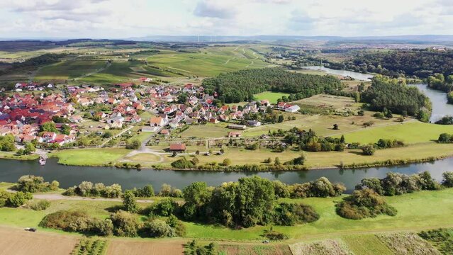 Die Mainschleife bei Volkach windet sich durch das Tal und ist von Feldern und Weinbergen umgeben. Volkach, Kitzingen, Unterfranken, Bayern,  Deutschland.