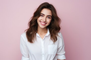 Obraz premium Smiling Woman with Confidence and Style in Front of Vibrant Pink Wall