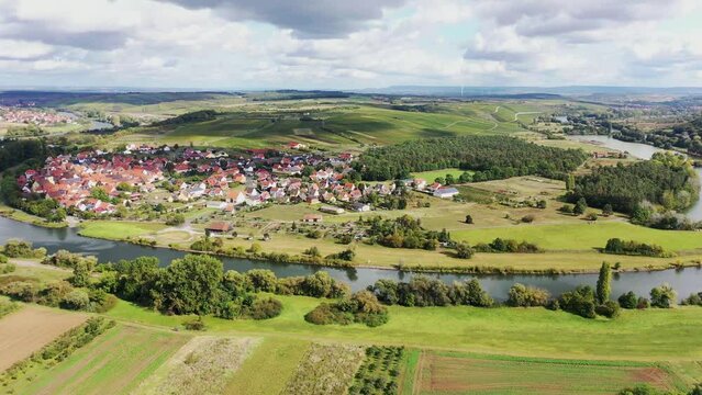 Die Mainschleife bei Volkach windet sich durch das Tal und ist von Feldern und Weinbergen umgeben. Volkach, Kitzingen, Unterfranken, Bayern,  Deutschland.
