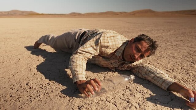 Dying man in the desert drinks his last water