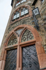 Mittelalterlicher roter Turm in Oberwesel am Rhein