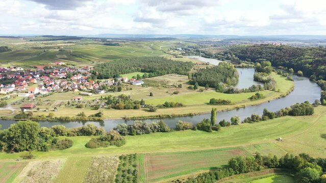Die Mainschleife bei Volkach windet sich durch das Tal und ist von Feldern und Weinbergen umgeben. Volkach, Kitzingen, Unterfranken, Bayern,  Deutschland.