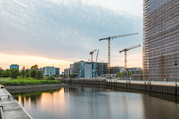 Naklejka premium Neu entstandenes Quartier Baakenhafen in der Hamburger Hafencity mit Baukränen am Abend