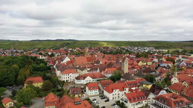 Luftaufnahme von Volkach mit Blick auf die historische Altstadt . Volkach, Kitzingen, Unterfranken, Bayern,  Deutschland.