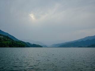 Fewasee in Pokhara Nepal, Bergen und See mit Sonnenschein. Berg, Natur, Cloud, anreisen, Panorama, Pokhara, Nepal, Sonnenschein, Grün, Blau, Sonne, Wolken 