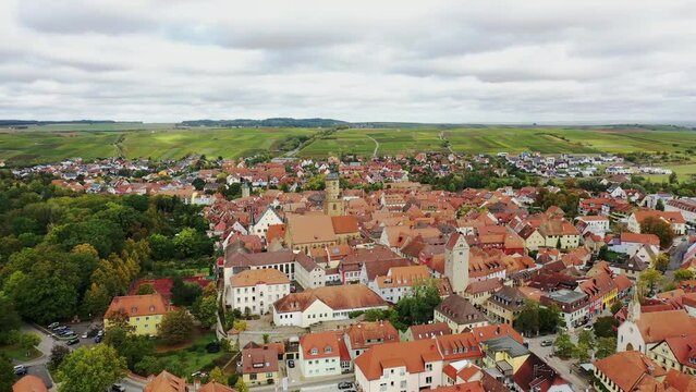 Luftaufnahme von Volkach mit Blick auf die historische Altstadt . Volkach, Kitzingen, Unterfranken, Bayern,  Deutschland.