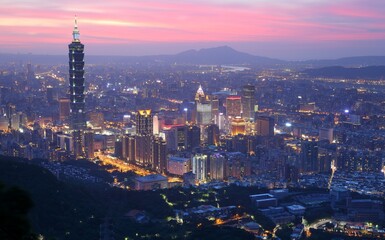Obraz premium Panoramic aerial view of Downtown Taipei City at dusk, with Taipei 101 Tower in Xinyi Commercial District ~A romantic evening in Taipei, capital city of Taiwan, with dramatic rosy afterglow in the sky