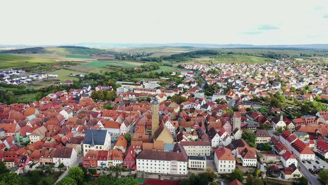 Luftaufnahme von Volkach mit Blick auf die historische Altstadt . Volkach, Kitzingen, Unterfranken, Bayern,  Deutschland.