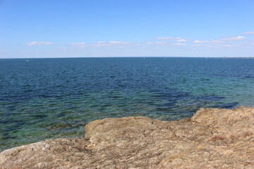 La mer transparente devant les rochers de Port-au-Loup à Piriac-sur-Mer