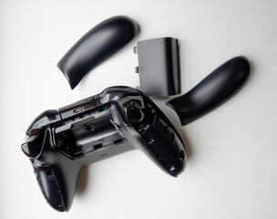 Controle de videogame e console em Destaque abertura e manutenção