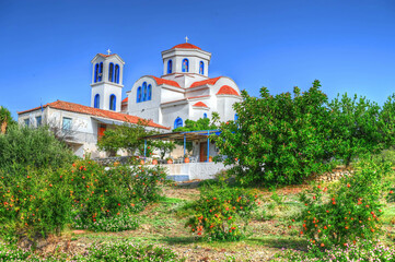 Griechisch -Orthodoxe Kirche von Thermisia mit Granatapfelbäumen im Vordergrund