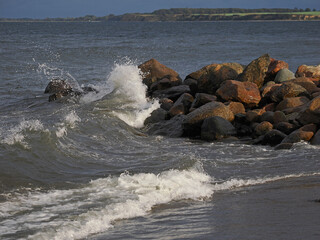 Wellen branden an Felsen, Steine an der Ostsee, 