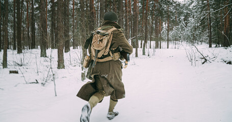 Re-enactor Dressed As American Infantry Soldier run On Attack. Usa Soldier Attack In Winter Forest....