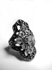 Fotografía en Blanco y negro a anillo de diamantes