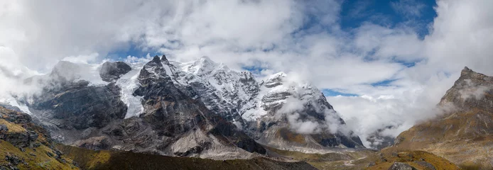 Photo sur Plexiglas Makalu 77MP Panoramic photo Mera peak 6476m with glacier lakes and snowy summits covered in white clouds. Himalayas climbing route near the Khare settlement, Makalu Barun National Park trek in Nepal.