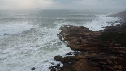 Pedras na encosta do mar